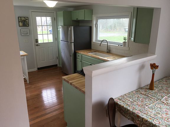 3rd image of 542 Warren Rd #1
