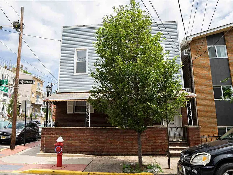 426 13th St #2 — Photo 25