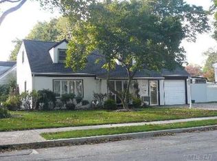 1990 Earl Dr, Merrick, NY 11566