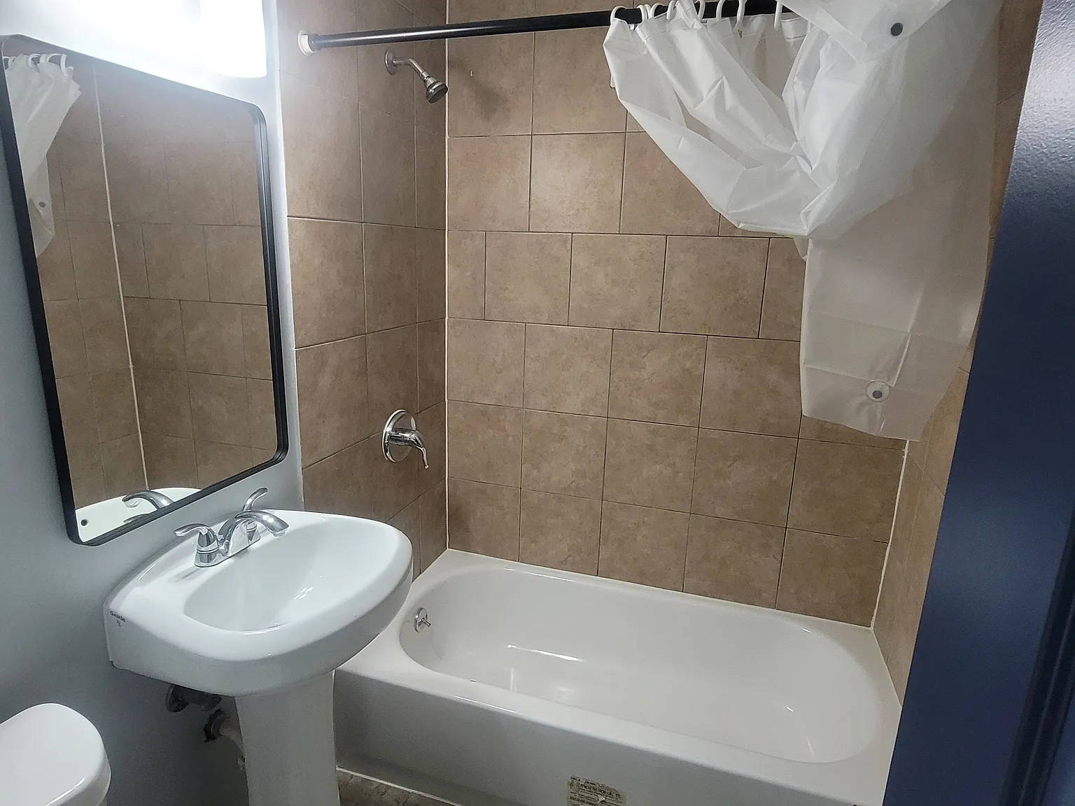 2142 Williamsburg Dr — Photo 3