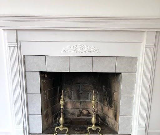 Living room fireplace...wood or gas