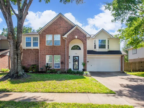 1714 Oak Valley Dr, Kemah, TX 77565