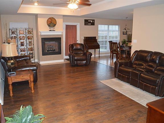 4th image of 2253 N Village Dr