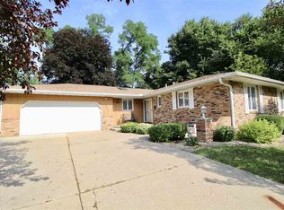 207 Indian Creek Ct, Pekin, IL 61554