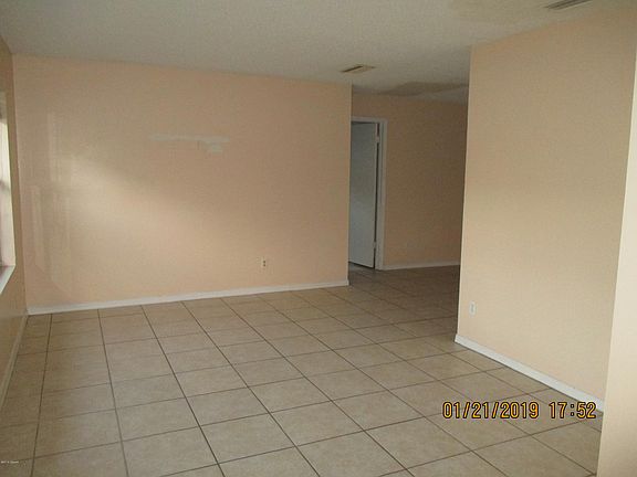 2nd image of 4 Lakeview Cir