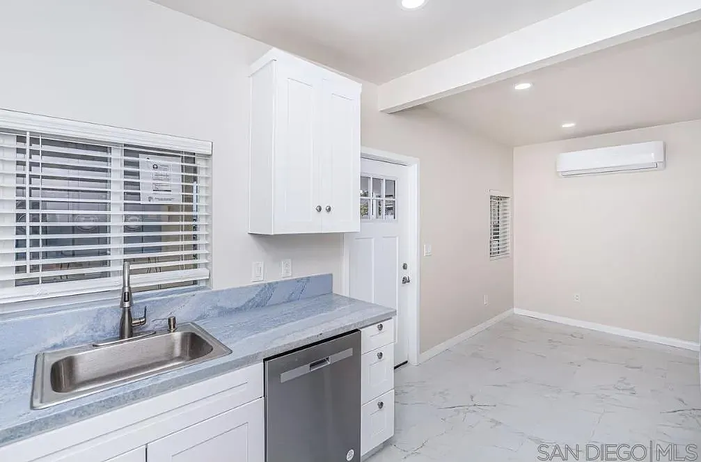 1 bed, 1.0 bath, 500 sqft, $2,350 — Photo 2