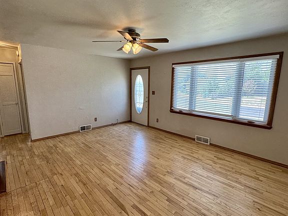 3rd image of 1518 Manor Rd
