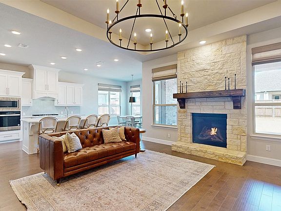 3rd image of 817 Fallbrook Ave