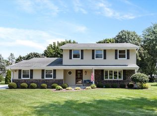 W223N2276 Meadowood Ln, Waukesha, WI 53186