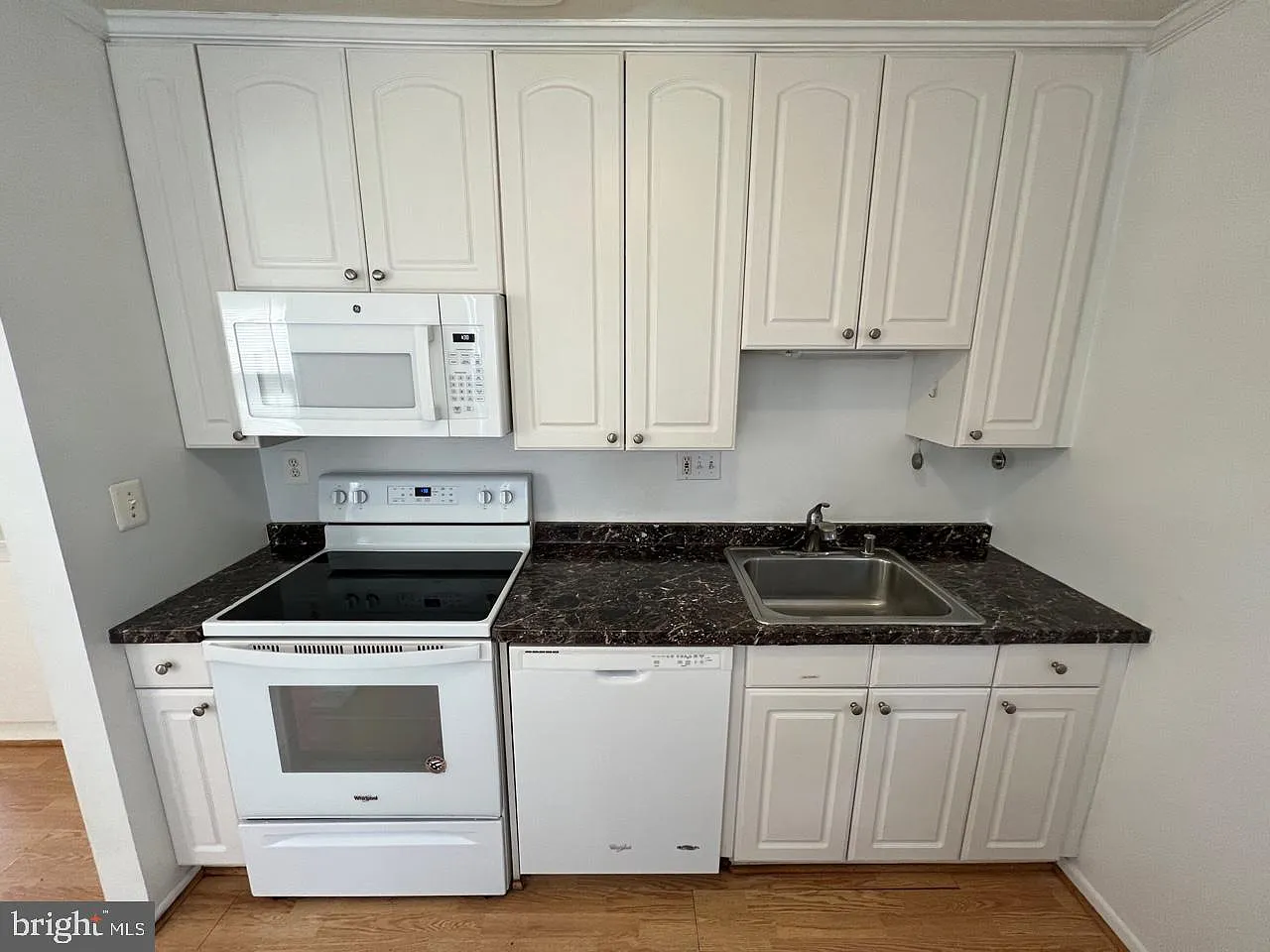 3 bed, 2.0 bath, 1669 sqft, $2,735 — Photo 2