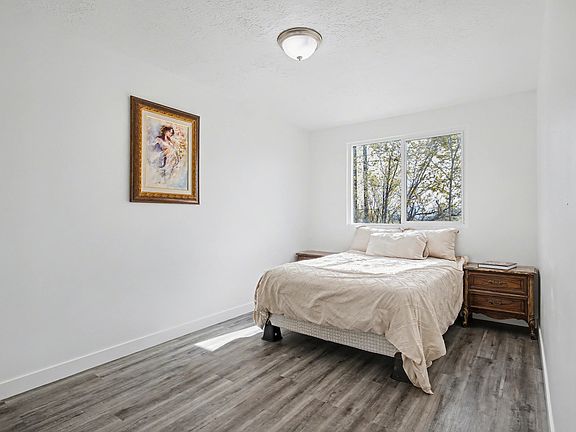 4th image of 112 Shuman St