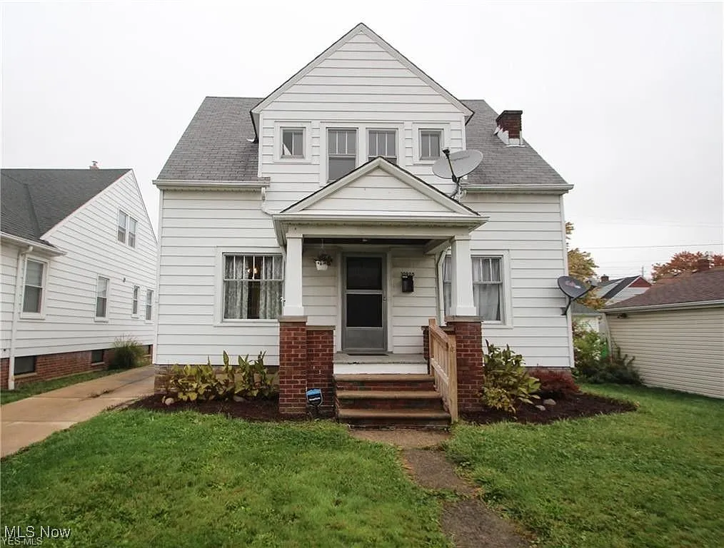 10905 Vernon Ave photo 1