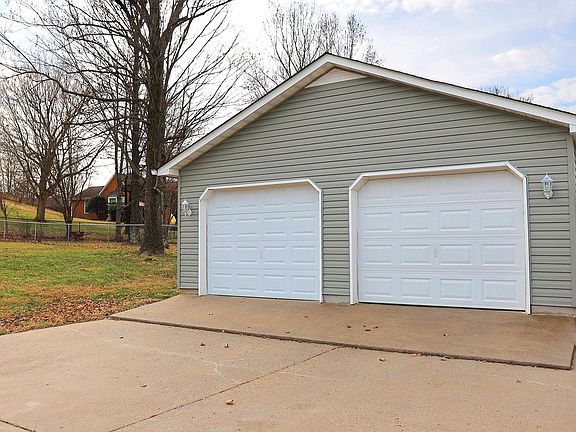 2 car garage and/or workshop.
