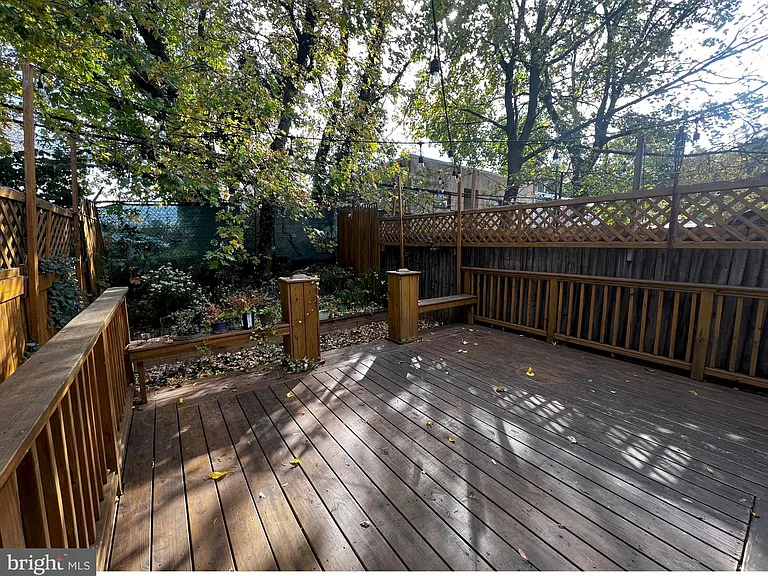 248 E Queen Ln — Photo 10