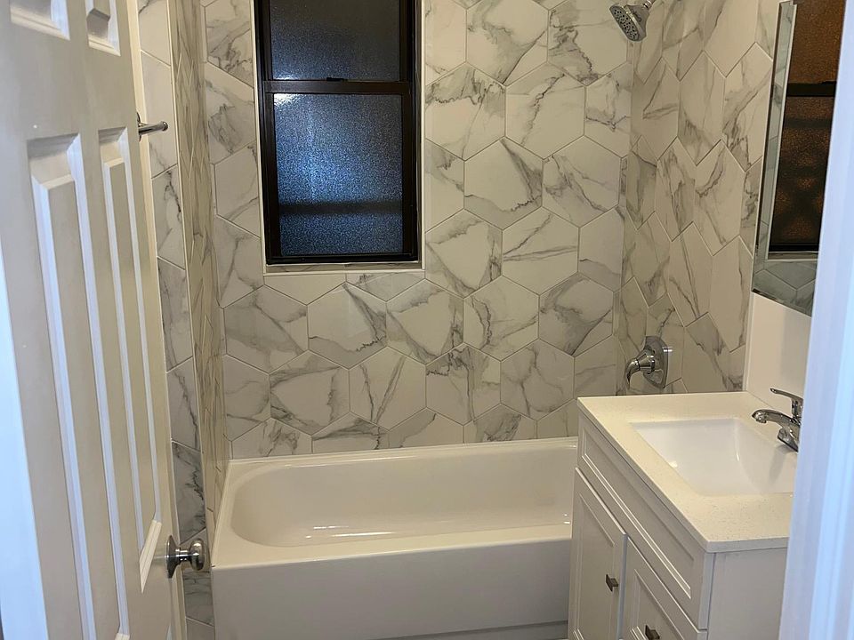 1st image of 905 W Cornelia Ave APT 2W