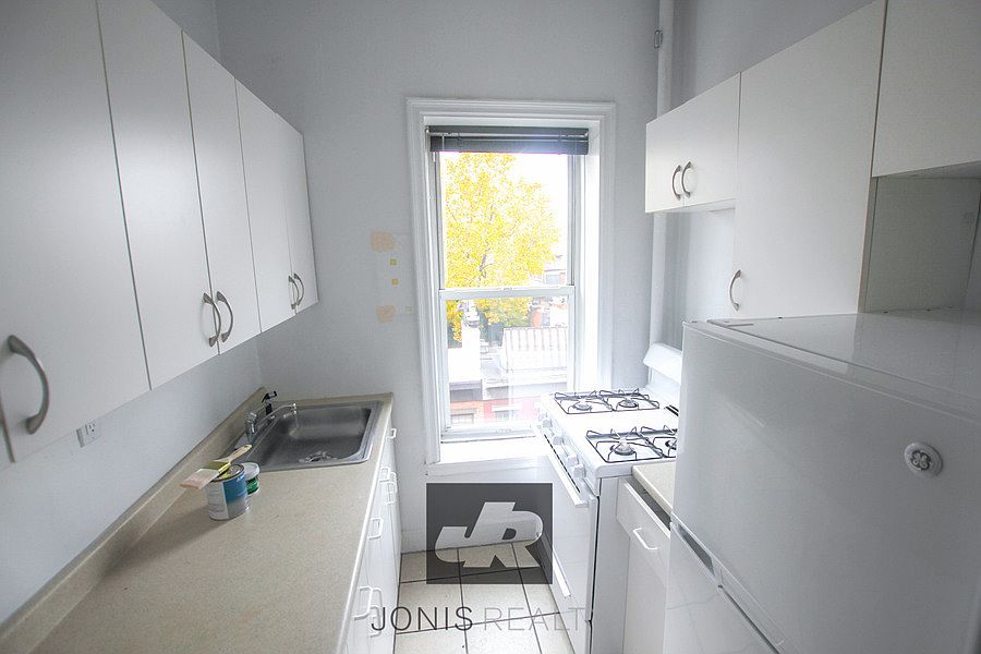 2nd image of 181 Waverly Pl APT 5F