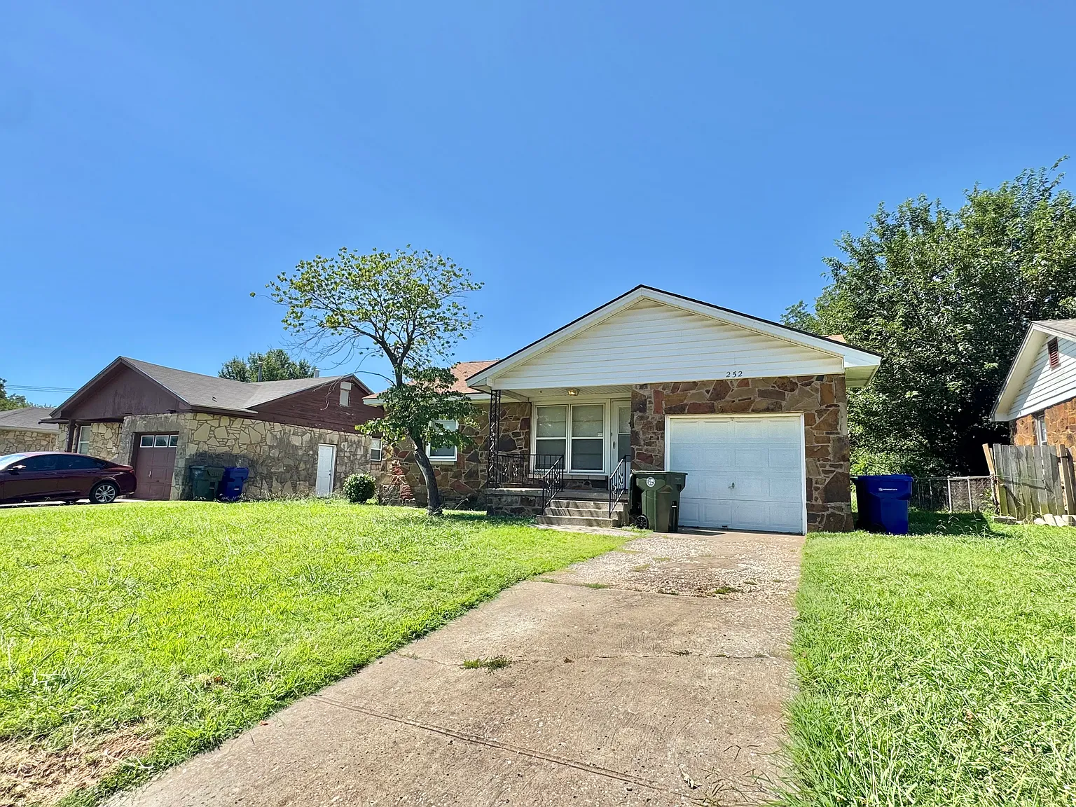 3 bed, 924 sqft, $1,085 — Photo 2