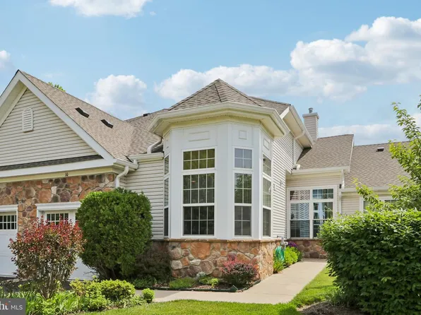 10 Dickens Dr, Lawrence Township, NJ 08648