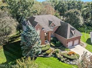 1248 Edenbrook Ct, Wixom, MI 48393