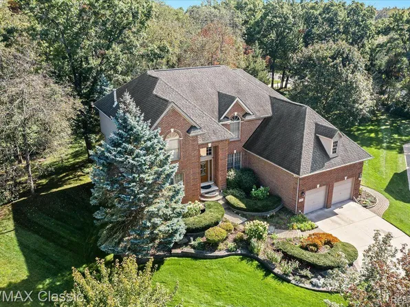 1248 Edenbrook Ct, Wixom, MI 48393