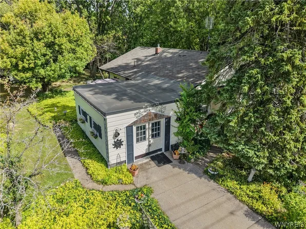 938 Beach Rd, Angola, NY 14006