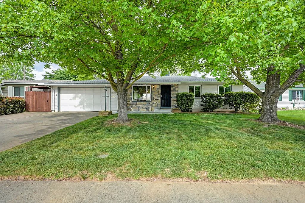 2013 Rossmoor Dr photo 1