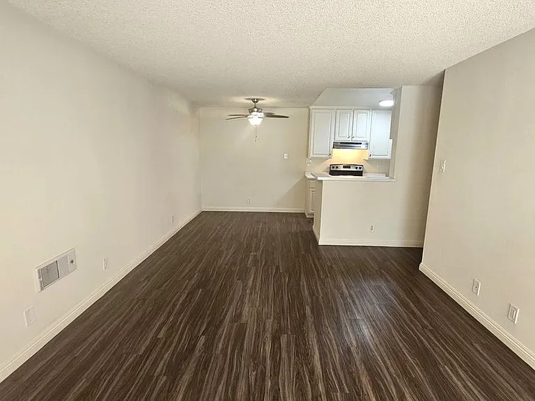 Villa Versailles Apartments — Photo 19