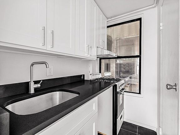 4th image of 20 Cornelia St APT 11
