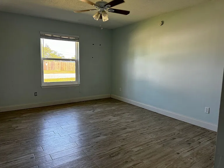 907 Lee Ct — Photo 10