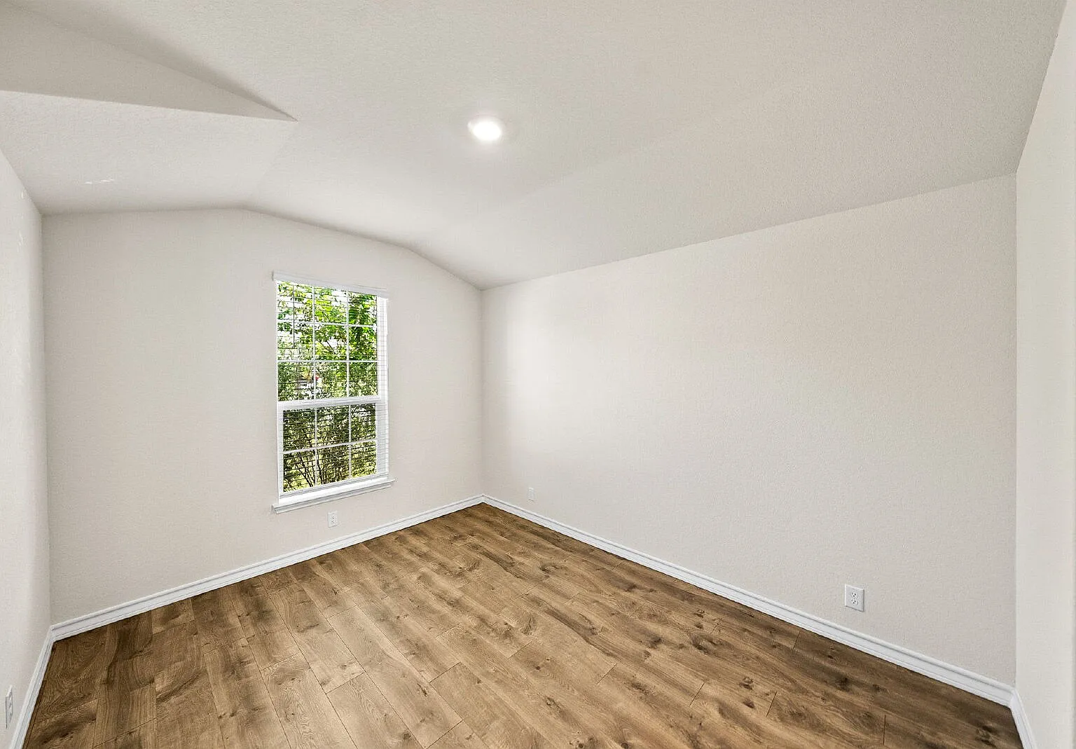 3 bed, 2.0 bath, 1651 sqft, $1,800 — Photo 4