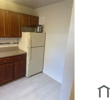 4th image of 64 E Park St