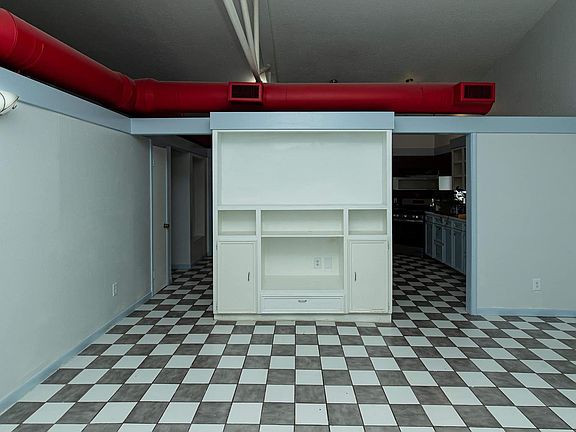 4th image of 103 S D Ave