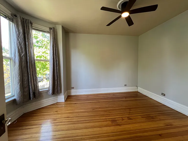 2335 W Barry Ave #2 — Photo 3