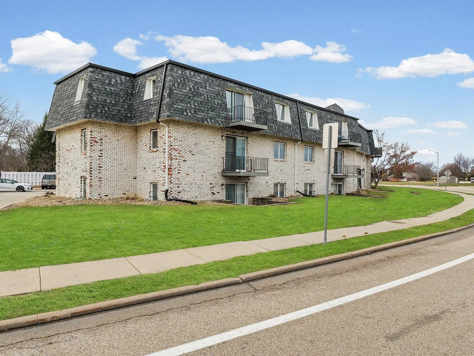 123 S. Regency Dr — Photo 1