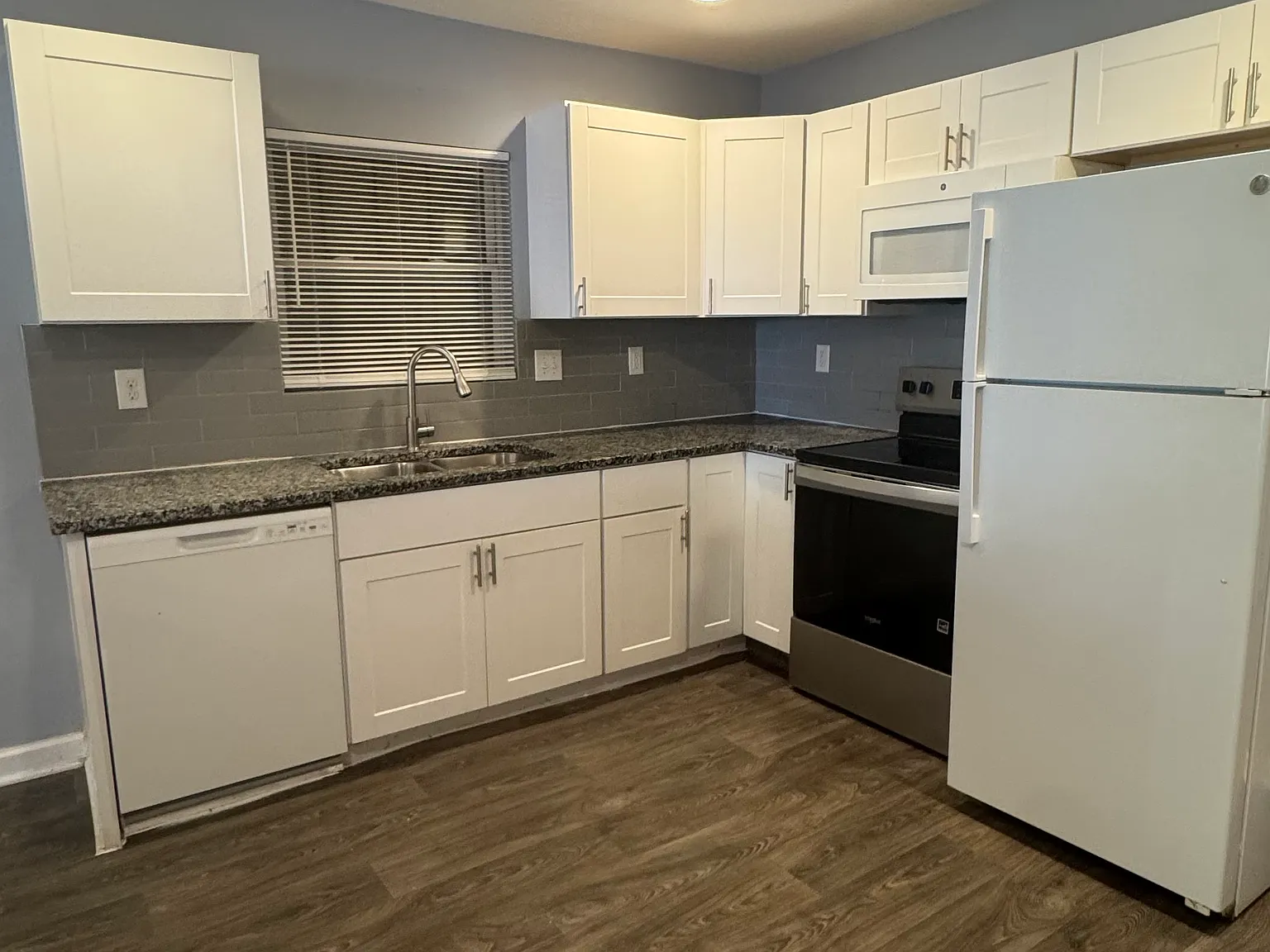 3 bed, 925 sqft, $1,900 — Photo 3