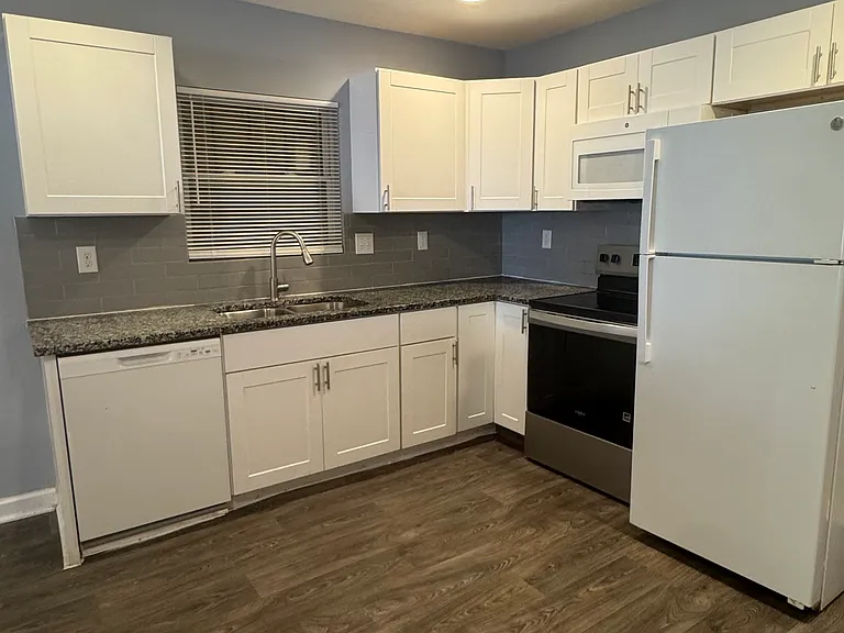 910 Cantwell St — Photo 3