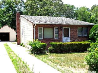 28 Inwood Ave, Selden, NY 11784