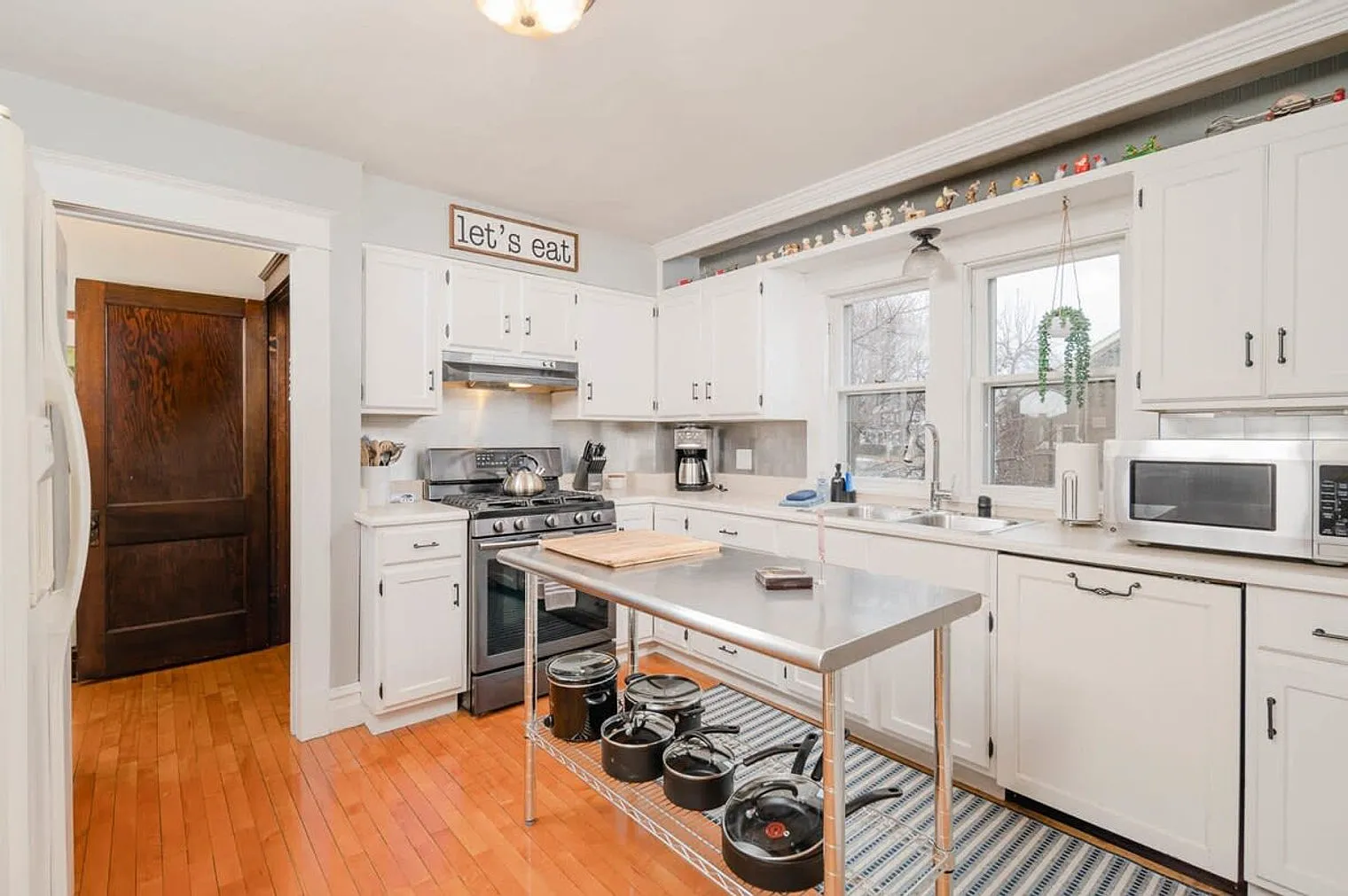 3 bed, 2.0 bath, 1991 sqft, $4,236 — Photo 4