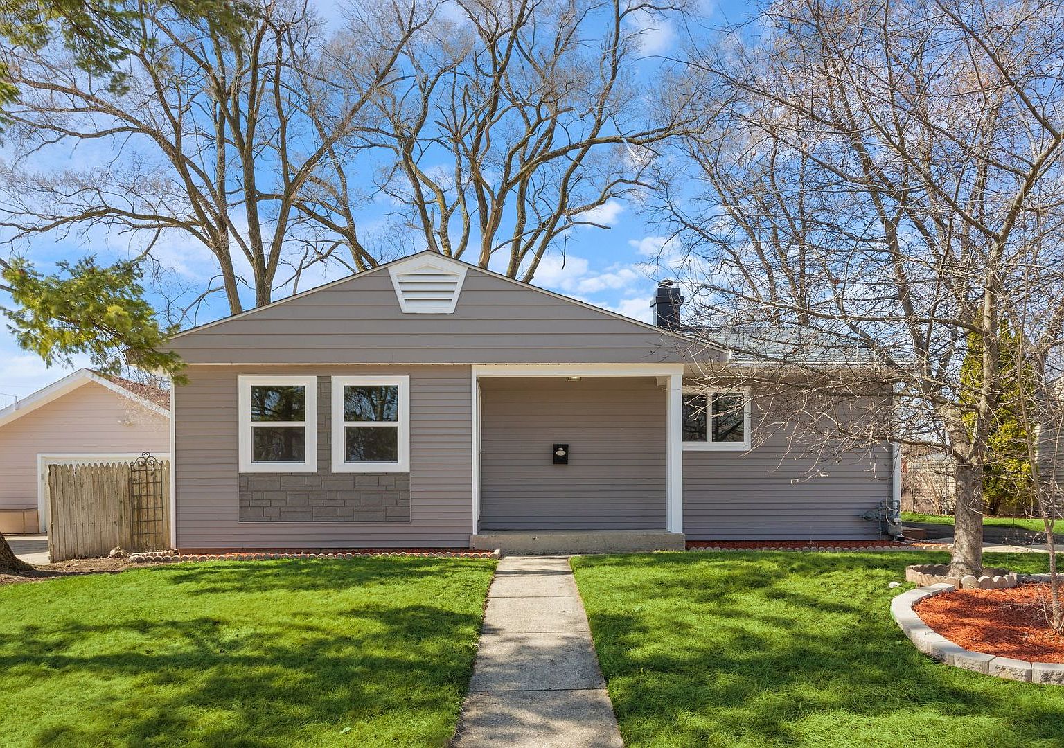 60 Hickory Dr, Carpentersville, IL 60110 | Zillow