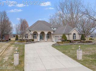 48877 Point Lakeview Dr, Chesterfield, MI 48047