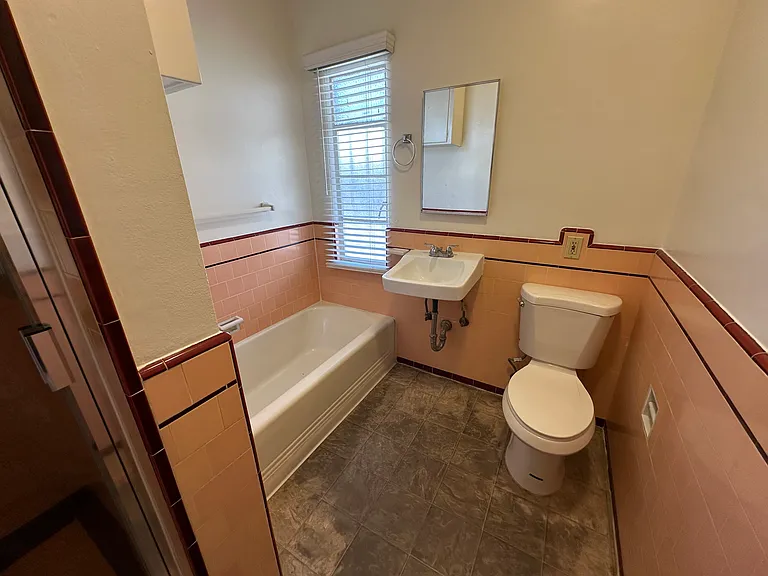 1623 Hillhurst Ave — Photo 13