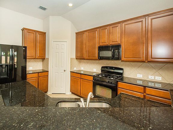 3rd image of 410 Fairway Bluff Dr