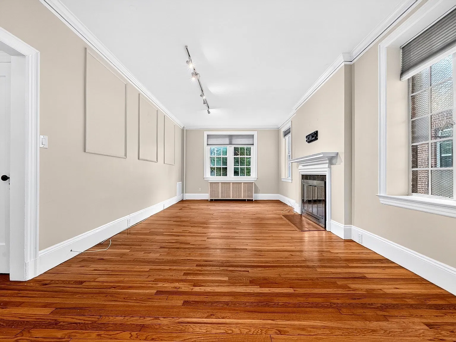 3 bed, 1.0 bath, 1050 sqft, $4,000 — Photo 3