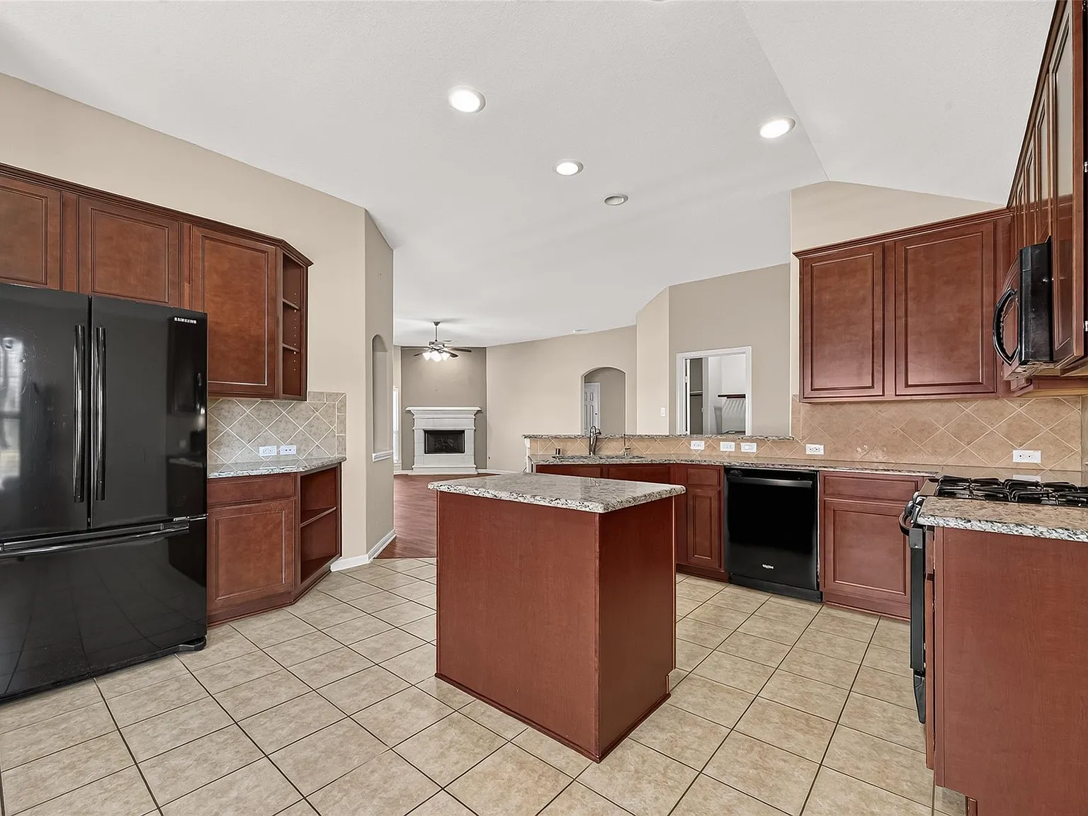 3 bed, 2.0 bath, 1960 sqft, $2,200 — Photo 3