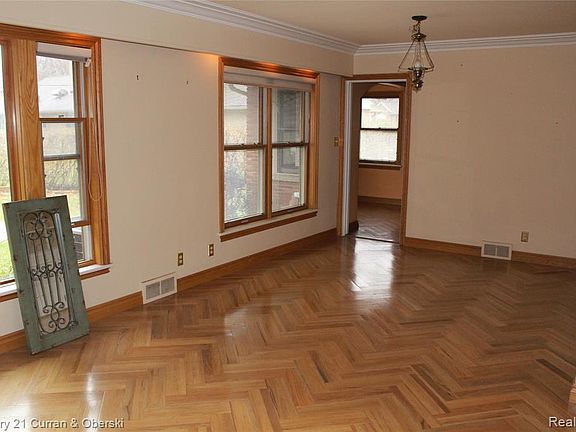 4th image of 1210 Hillcrest Dr