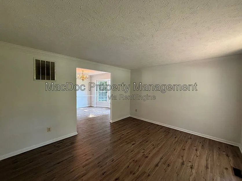 4 bed, 2.5 bath, 2210 sqft, $3,045 — Photo 4