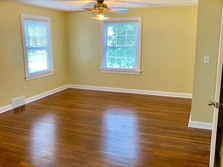 Master Bedroom 3/3