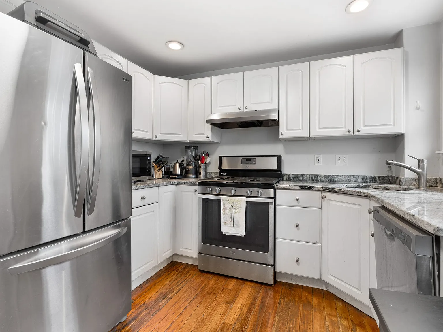 4 bed, 1800 sqft, $5,200 — Photo 3