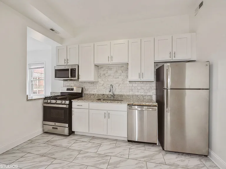 2528 N Burling St #2W — Photo 1