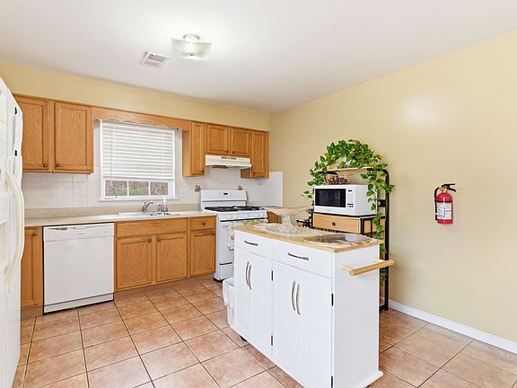 5th image of 53 Newton Pl Unit 2